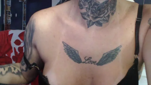 Camgirl AlineTatuada en live webcam amateur