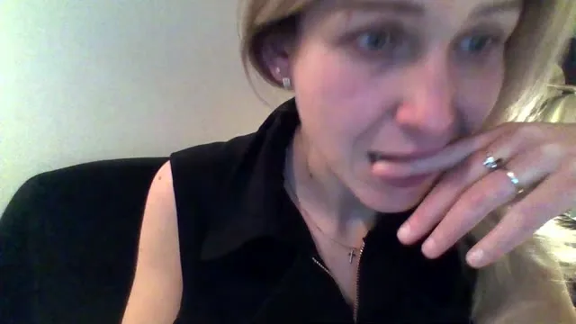 Camgirl RoosRoos en live webcam amateur