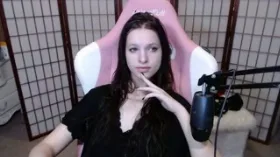 Camgirl MissDollMaid en live webcam amateur