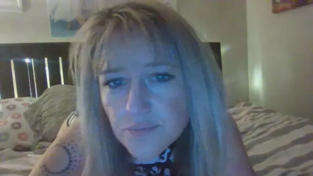 Camgirl SageSky en live webcam amateur