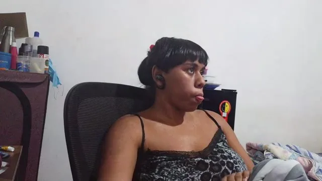 Camgirl LatinaDollX en live webcam amateur