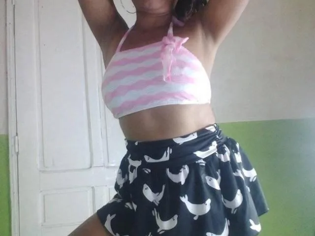 Camgirl ChatteRoseX en live webcam amateur