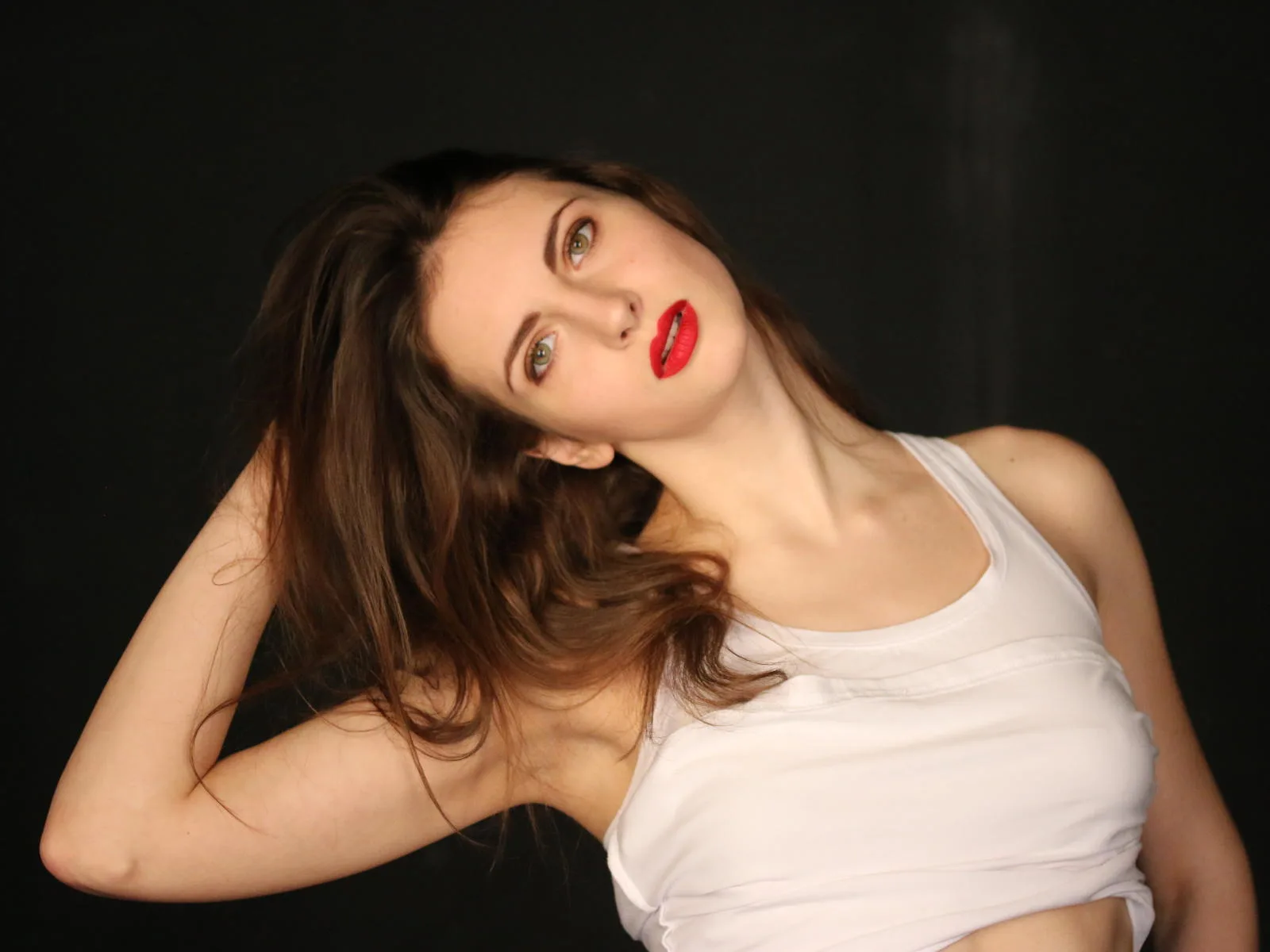 Camgirl RainaRise en live webcam amateur sur Mustvideos