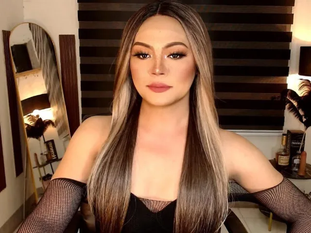 Camgirl QueenAmaraTS en live webcam amateur