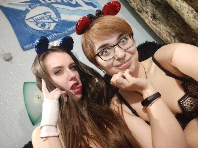 Camgirl MilanaAndHolly en live webcam amateur