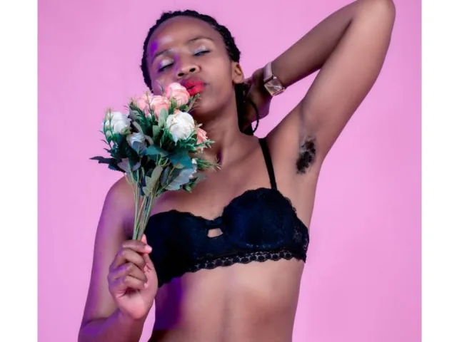 Camgirl SweetWetEbony en live webcam amateur