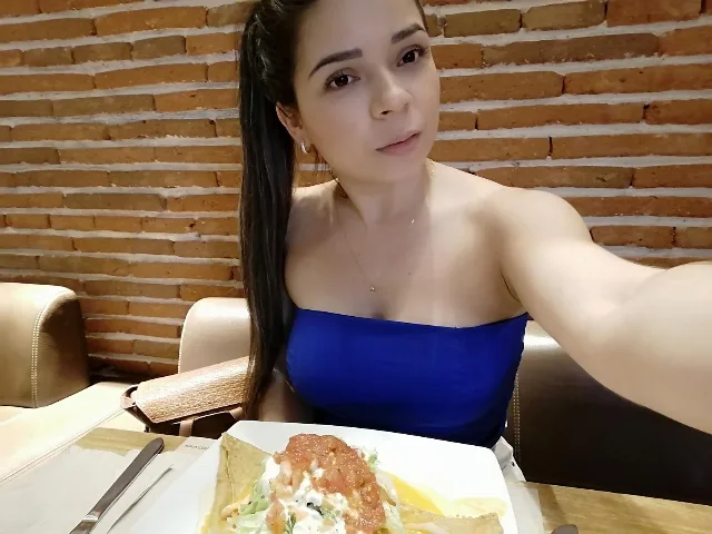 Camgirl TinaChaudeX en live webcam amateur