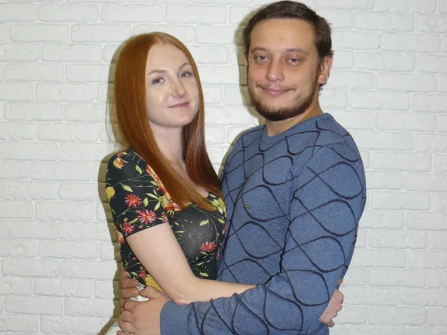 Camgirl MoonsCouple en live webcam amateur