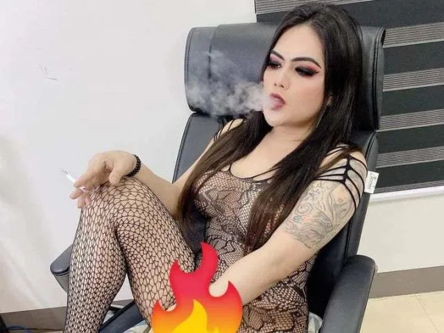 Camgirl TSkinkySelfSuck en live webcam amateur