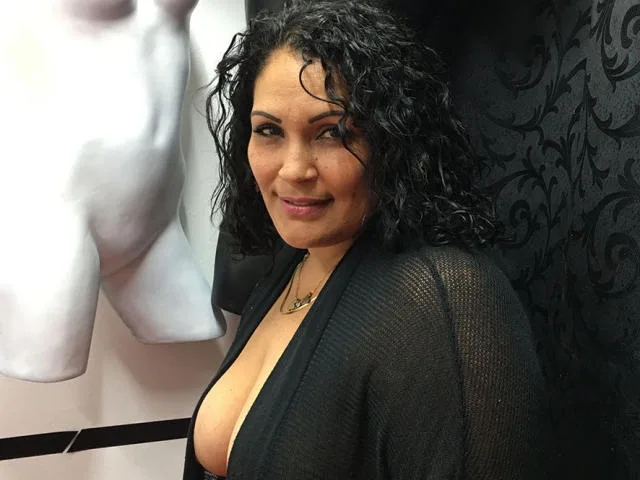 Camgirl SharonMilf en live webcam amateur