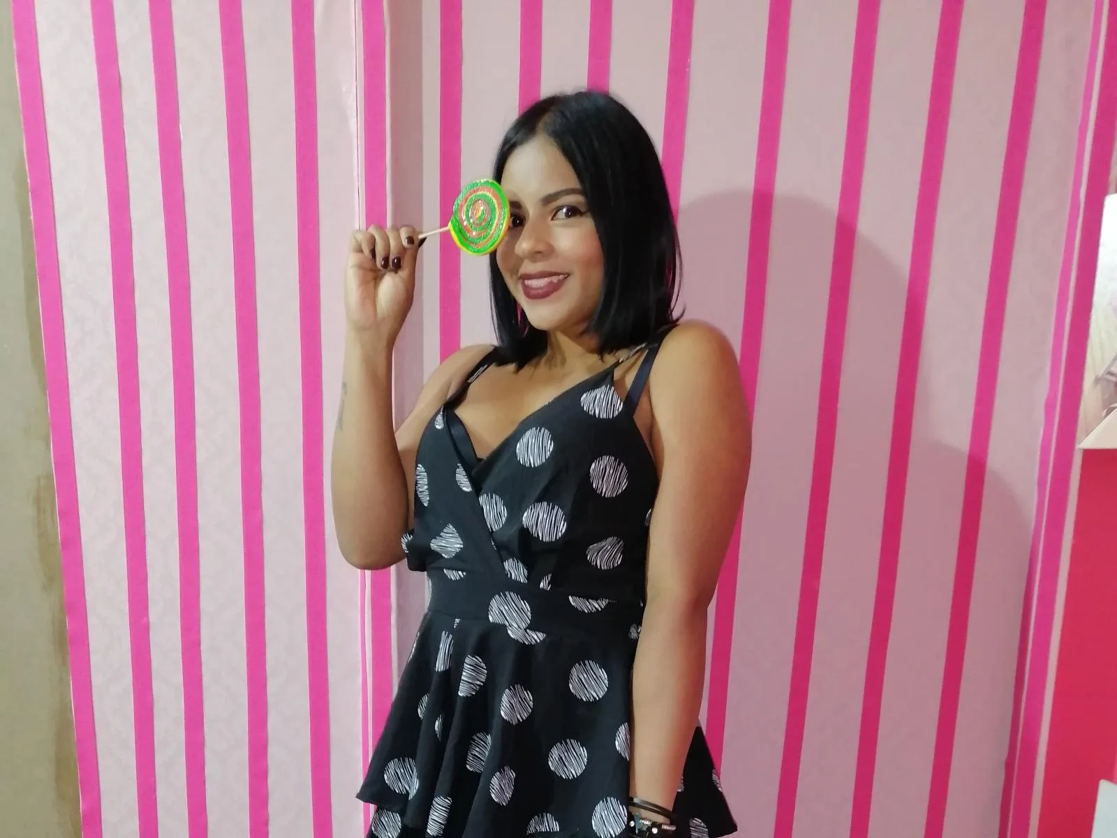 Camgirl RozeSexyGirlX en live webcam amateur sur Mustvideos