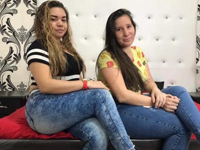 Camgirl AdrianaYLuna en live webcam amateur