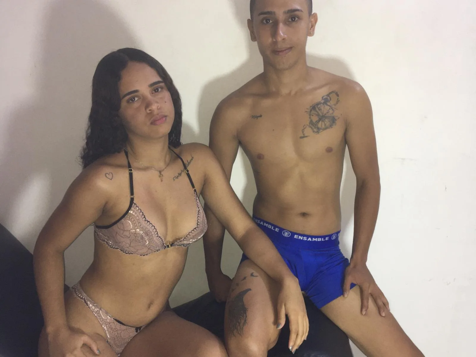Camgirl CamilaAndBigDick en live webcam amateur sur Mustvideos