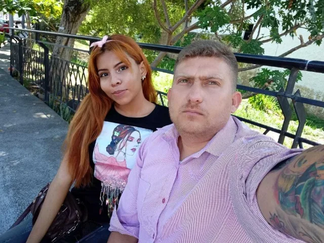Camgirl LucyAndAaron en live webcam amateur