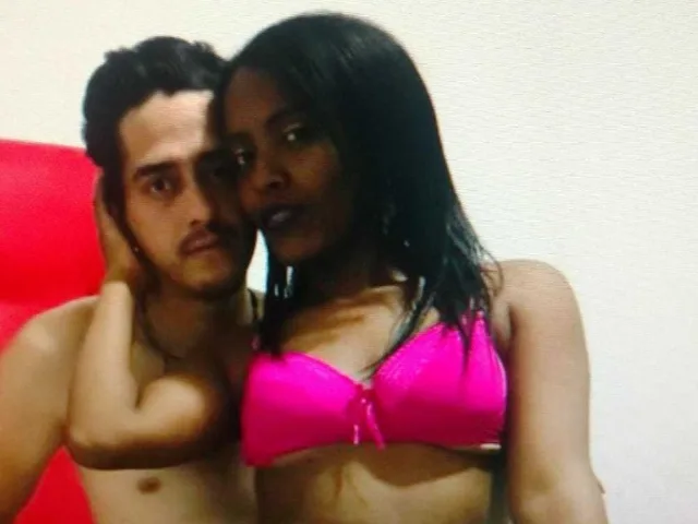 Camgirl CarlyAndLewis en live webcam amateur
