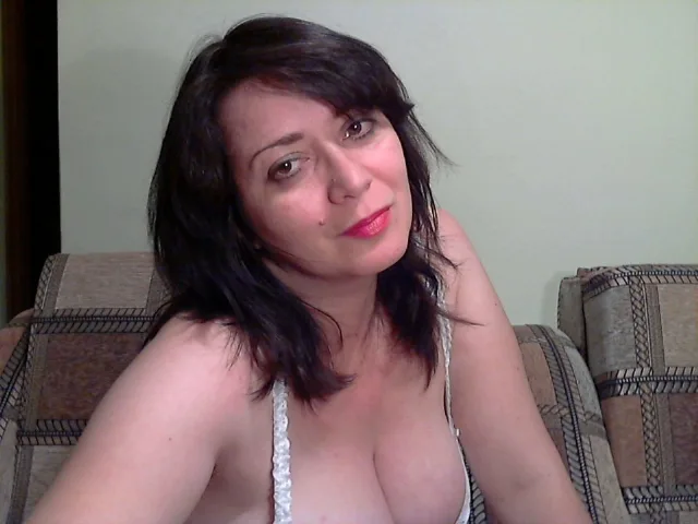 Camgirl PerkyBoobsMature en live webcam amateur