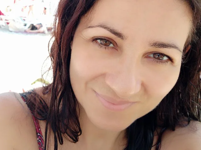 Camgirl GinaONeon en live webcam amateur