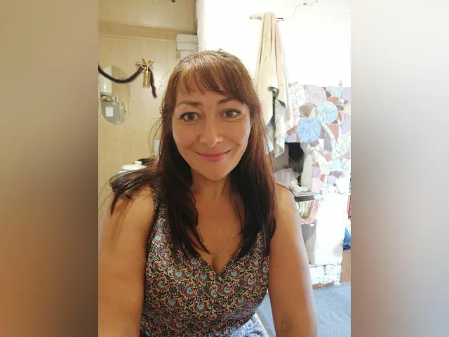 Camgirl LuxRoxyX en live webcam amateur