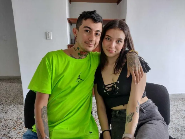 Camgirl EmilyChris en live webcam amateur
