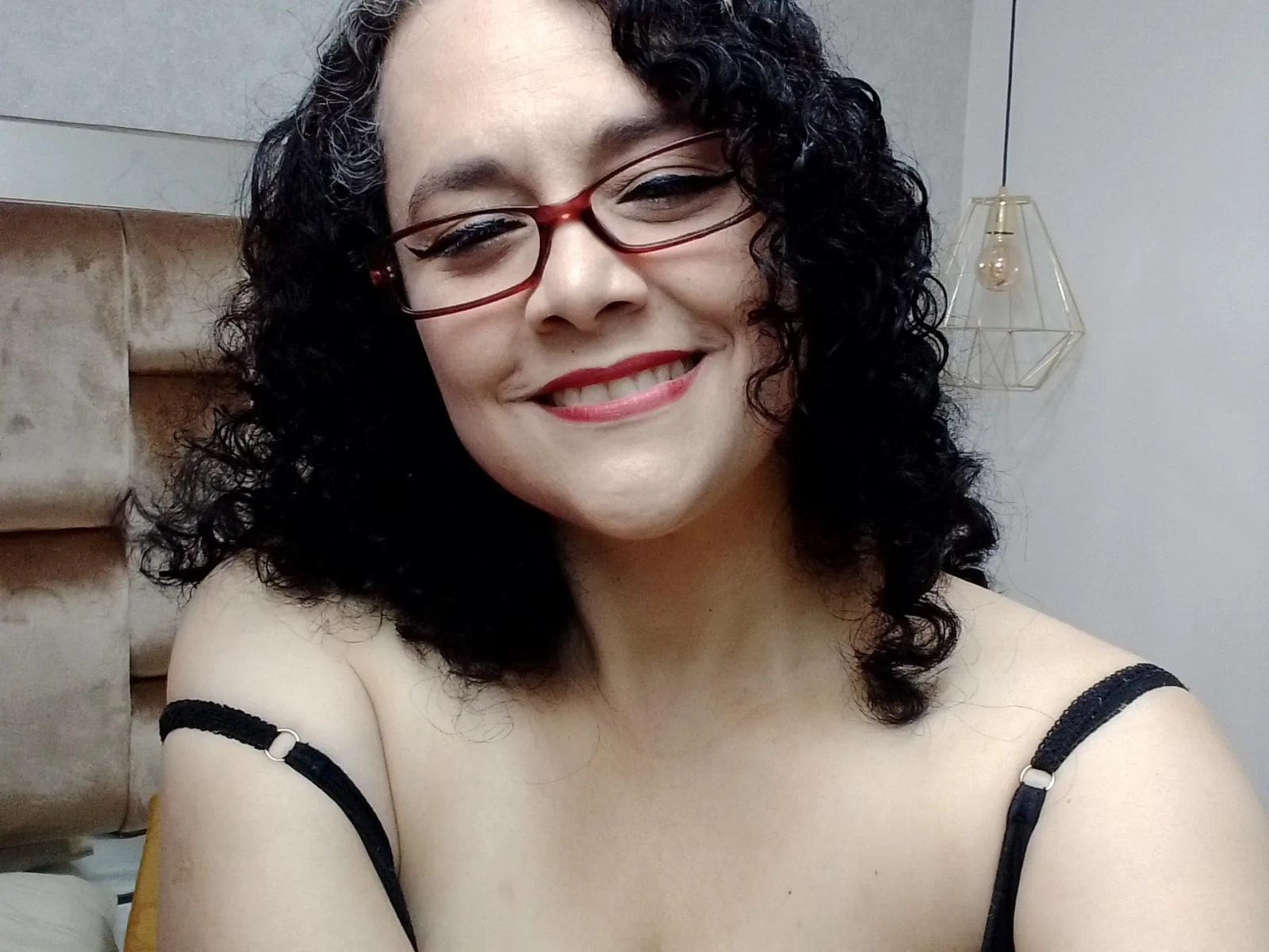 Camgirl AnnyTethis en live webcam amateur sur Mustvideos