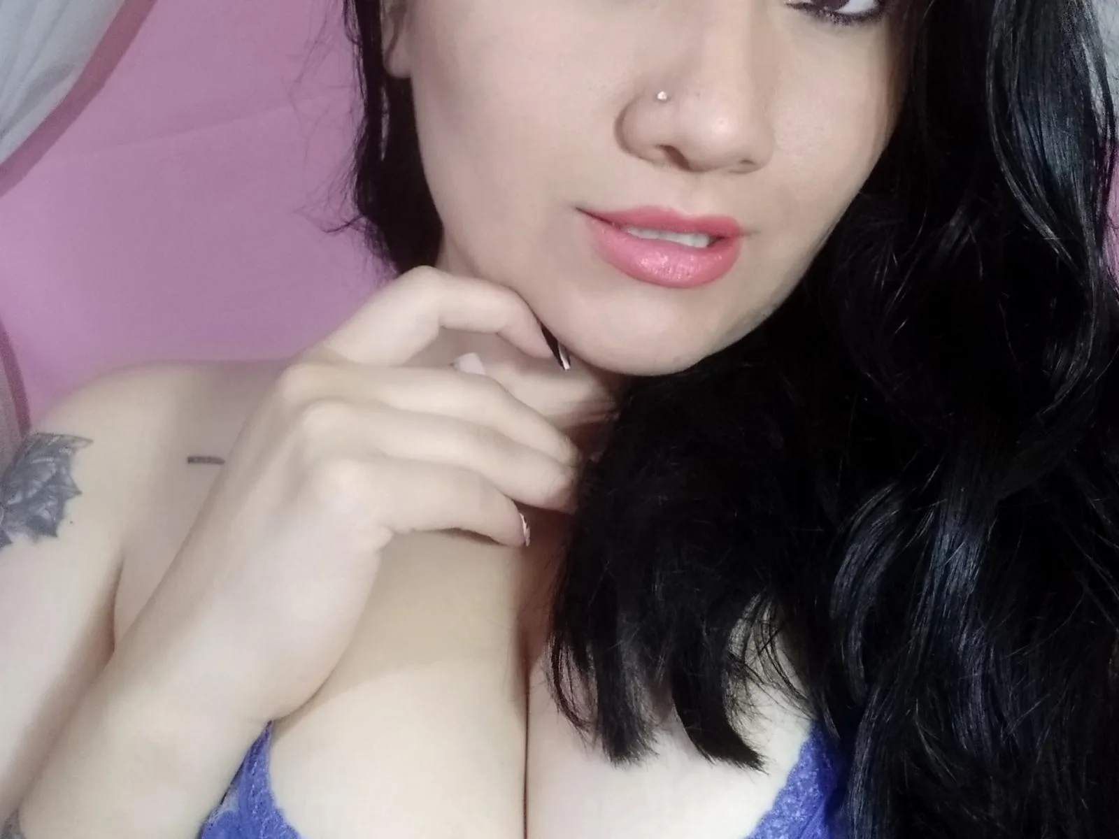 Camgirl xKattyx en live webcam amateur sur Mustvideos