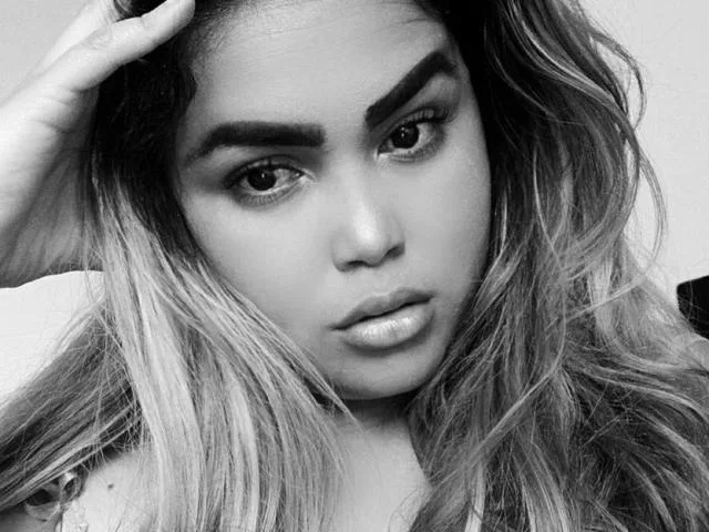 Camgirl AngelFaceX69 en live webcam amateur