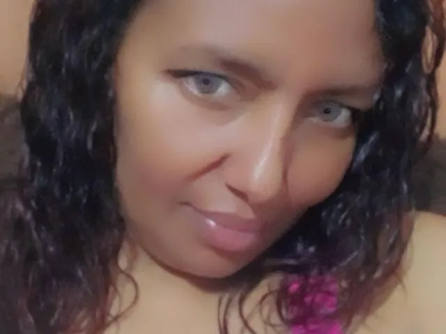 Camgirl TATYLOVE en live webcam amateur