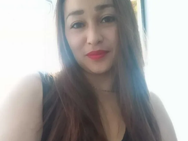Camgirl LuciaGomez en live webcam amateur