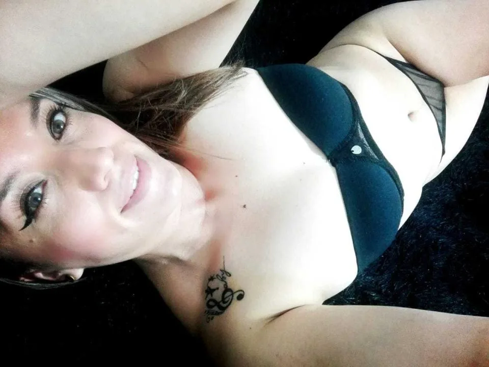 Camgirl HotNatyHolesx en live webcam amateur sur Mustvideos