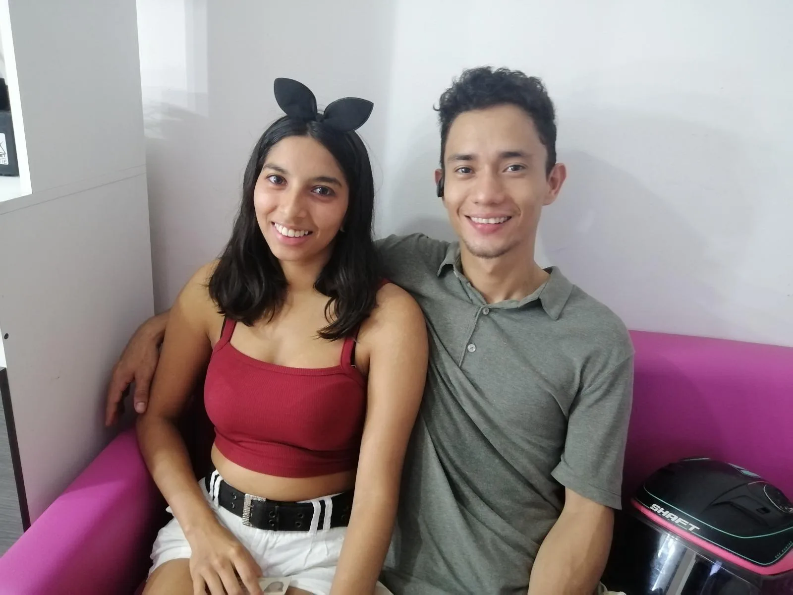 Camgirl CarlosAndAnyX en live webcam amateur sur Mustvideos