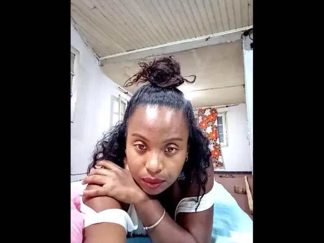 Camgirl LuxieSakurah en live webcam amateur