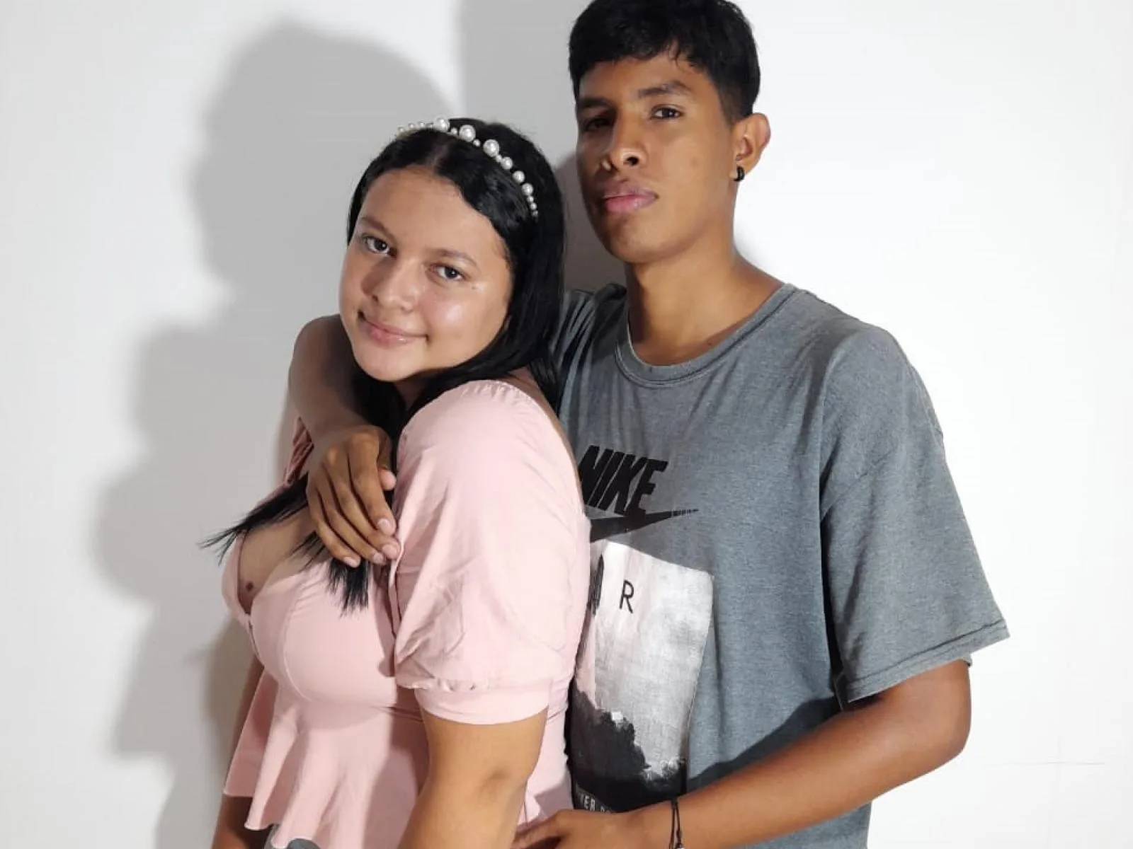 Camgirl JhonsAndAndrea en live webcam amateur sur Mustvideos