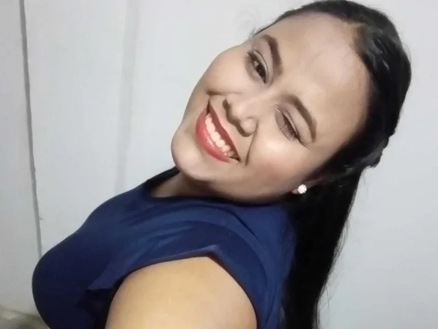 Camgirl PrettyDora en live webcam amateur