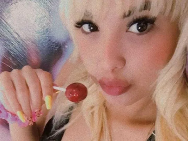 Camgirl AwesomePussys en live webcam amateur