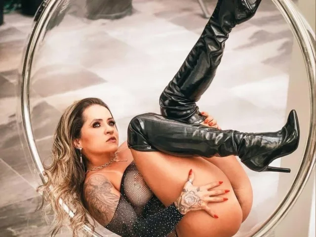 Camgirl SeleneFitness en live webcam amateur