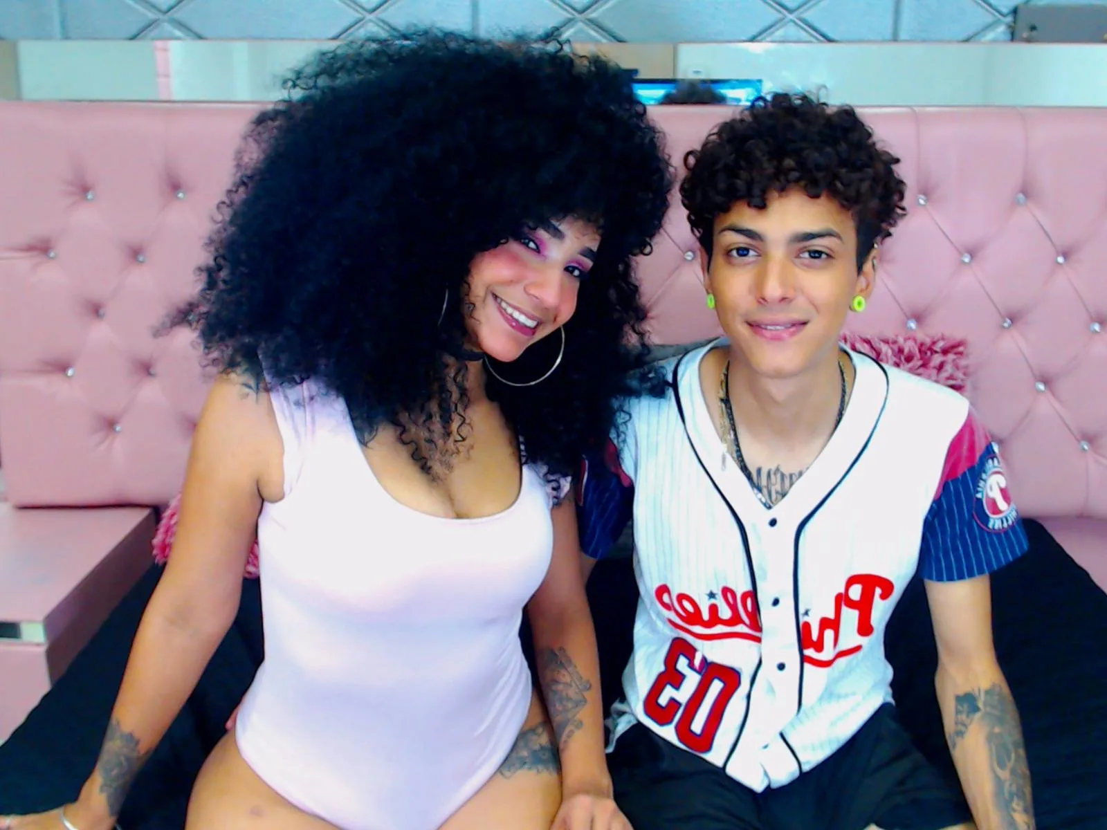 Camgirl NahomyAndRenne en live webcam amateur sur Mustvideos