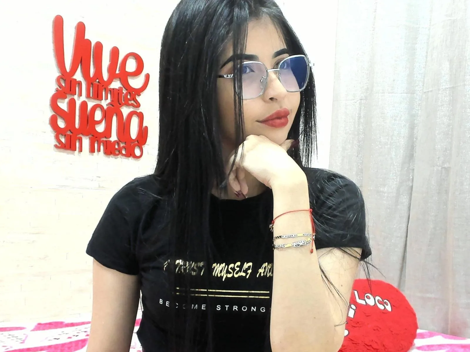 Camgirl HilaryQuenn en live webcam amateur sur Mustvideos
