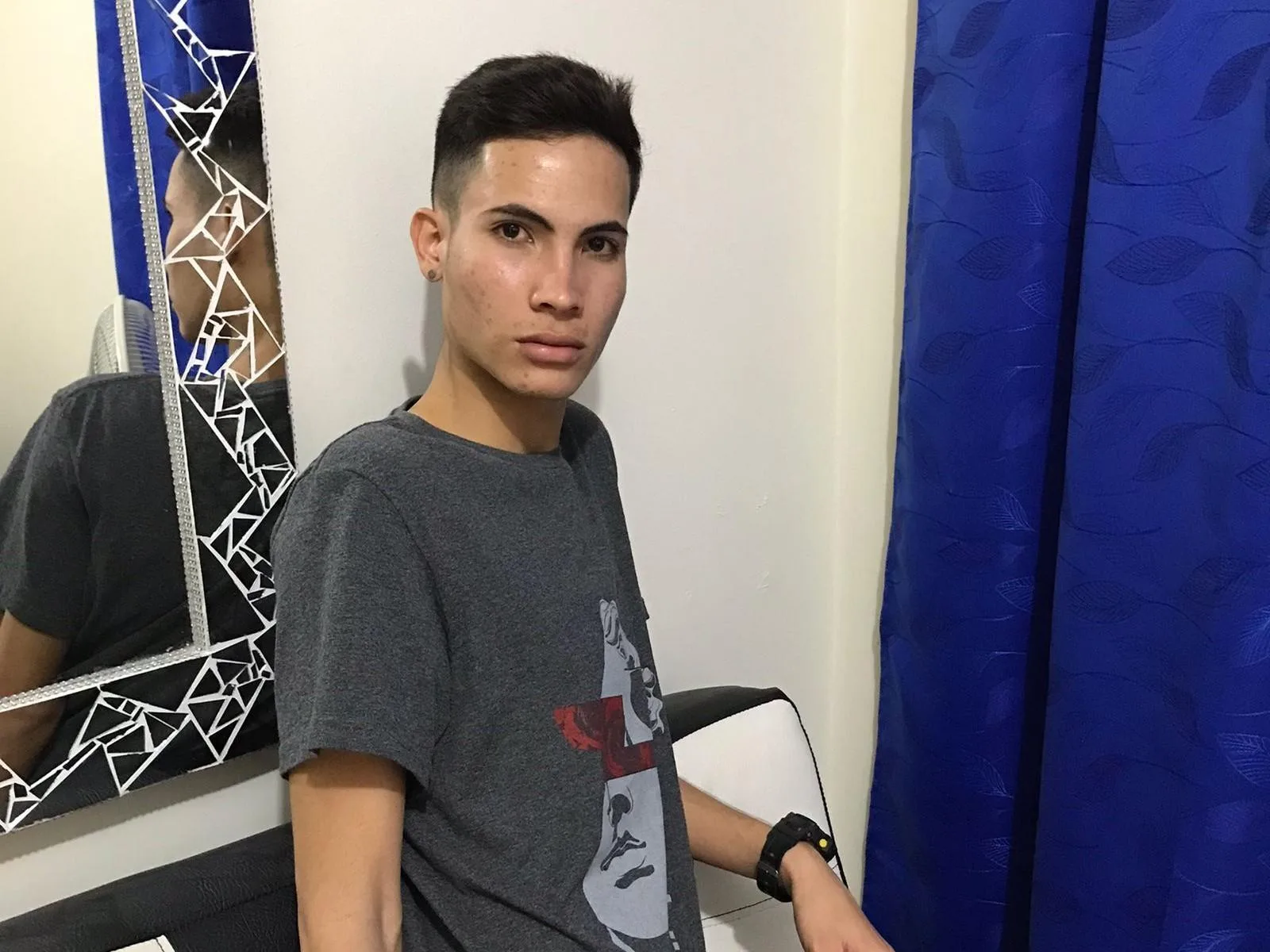 Camgirl MichaelSmitih en live webcam amateur sur Mustvideos