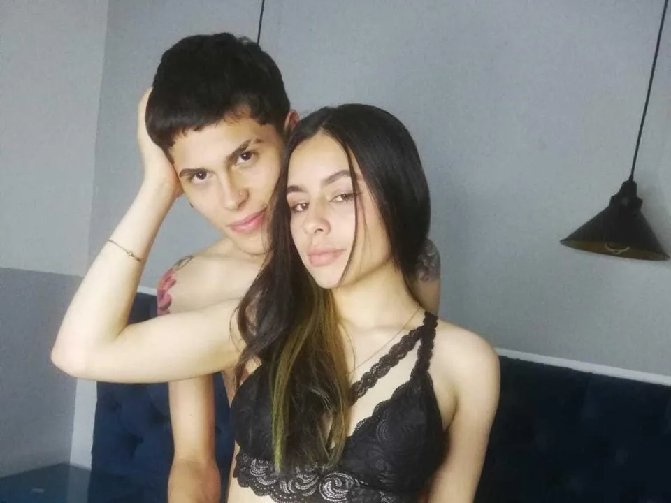 Camgirl TomsonAntonella en live webcam amateur sur Mustvideos