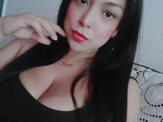 Camgirl LiaBusty en live webcam amateur sur Mustvideos