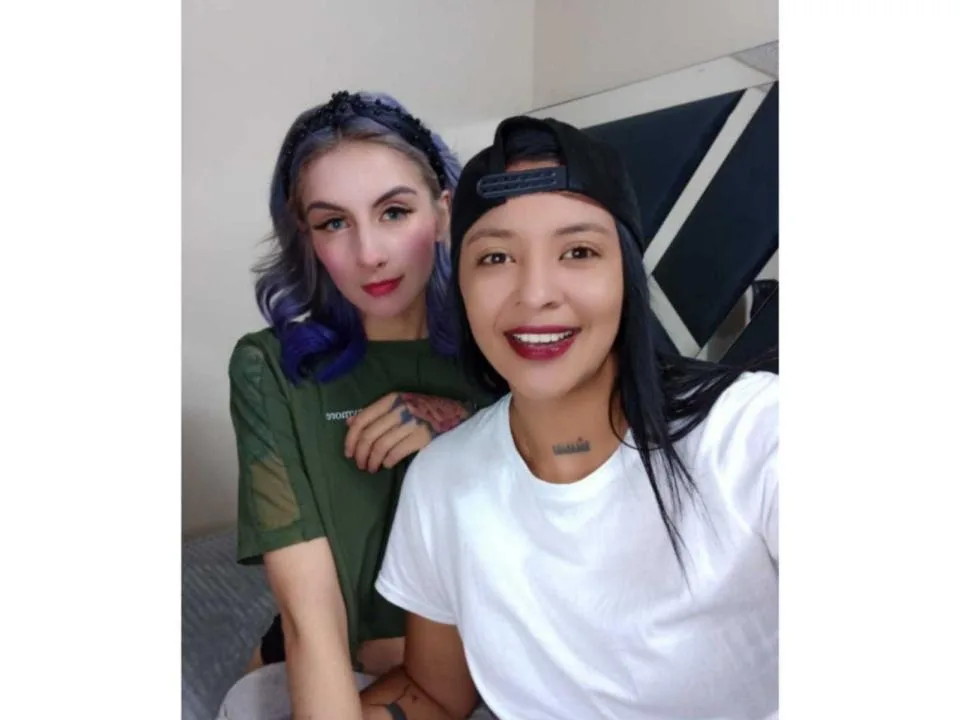 Camgirl LesbianCpl en live webcam amateur sur Mustvideos