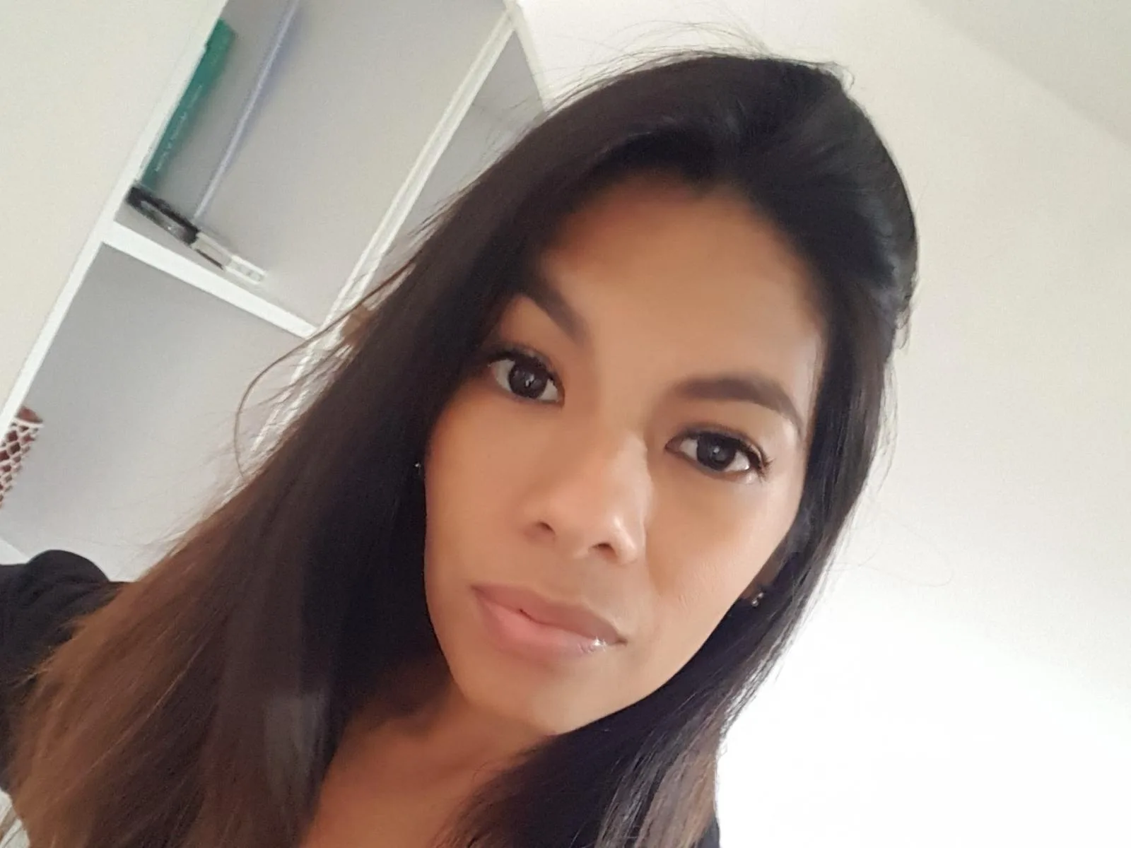 Camgirl InaQueen en live webcam amateur sur Mustvideos