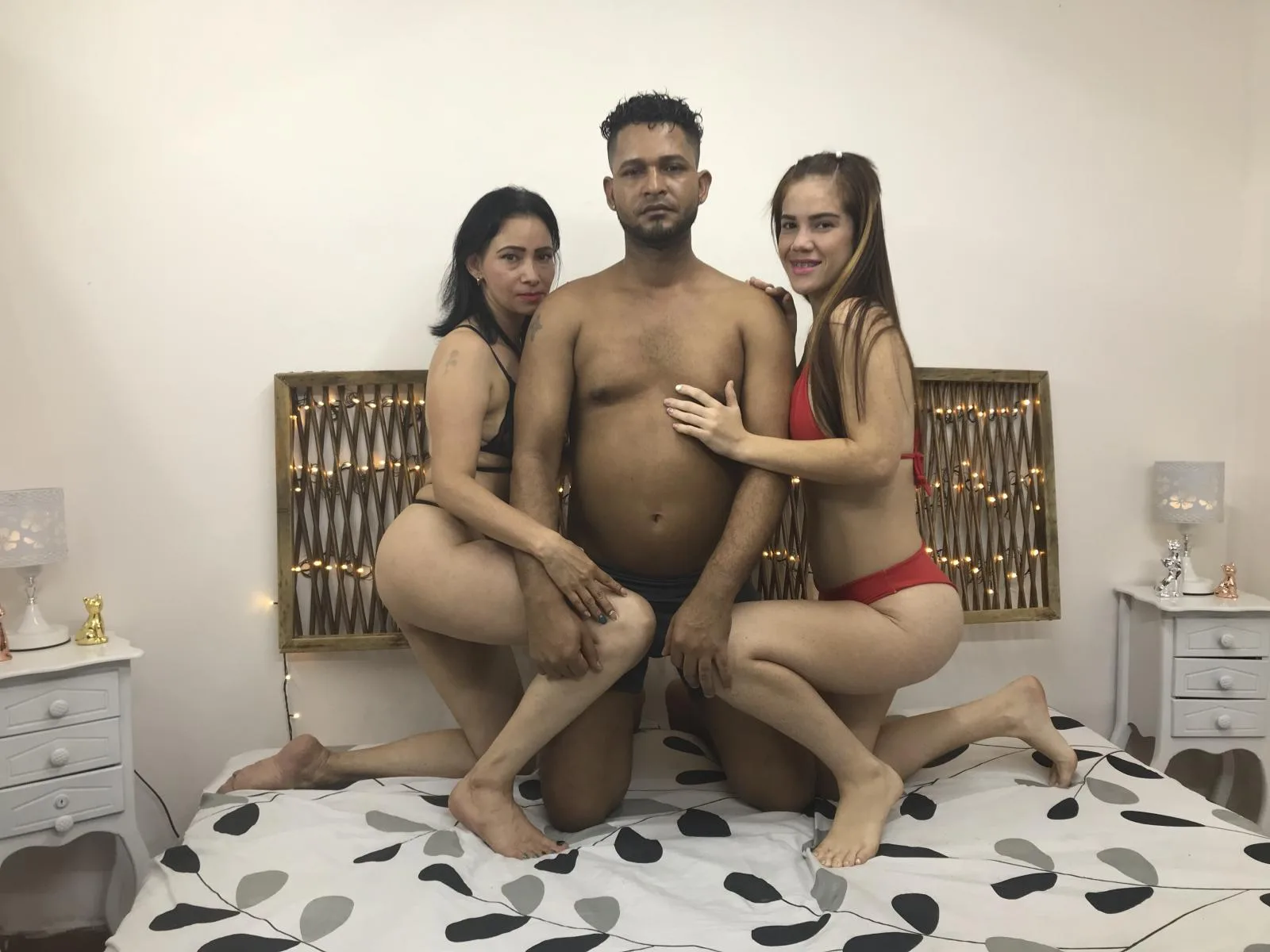 Camgirl RiverThreesome en live webcam amateur sur Mustvideos