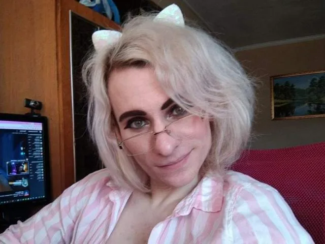 Camgirl LoriInferiore en live webcam amateur
