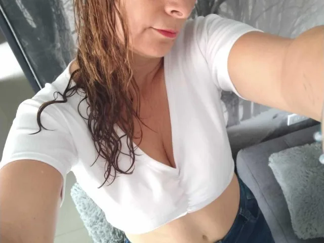 Camgirl MonicaMature en live webcam amateur