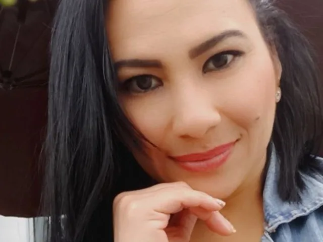 Camgirl JuliRamirezX en live webcam amateur sur Mustvideos