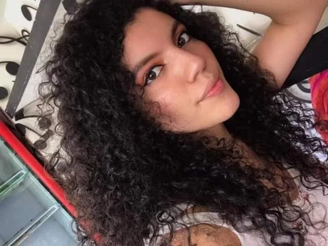 Camgirl KarollAndAriela en live webcam amateur