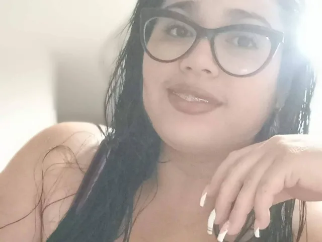 Camgirl KharlaBW en live webcam amateur