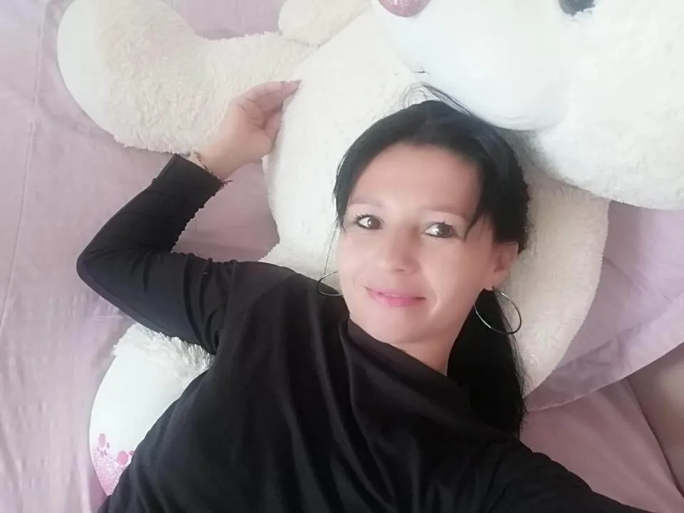 Camgirl KratosYSara en live webcam amateur sur Mustvideos