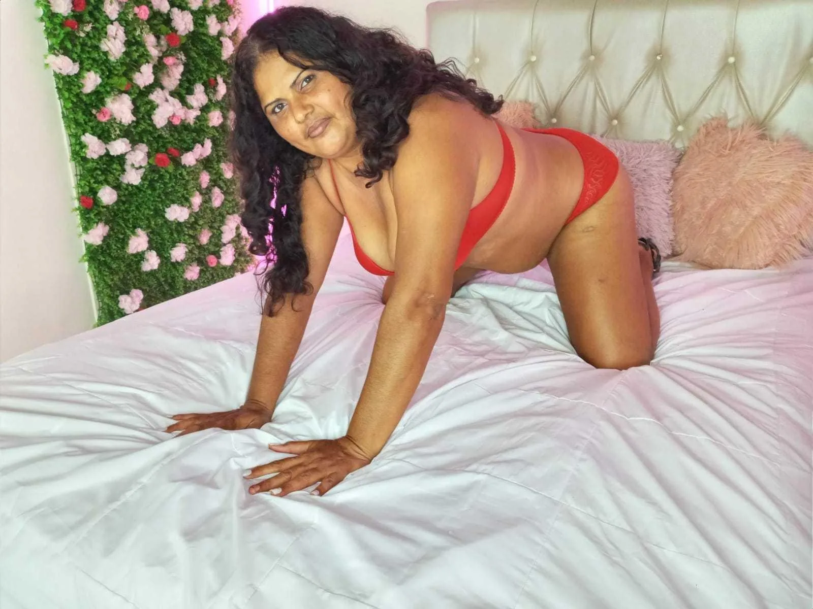Camgirl YanethMature en live webcam amateur sur Mustvideos